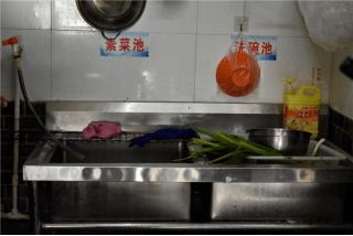 食安蚌埠，每周查餐飲丨現(xiàn)在堂食用餐安全嗎？走，蚌埠市市場監(jiān)管局帶你深入餐廳后廚查查看