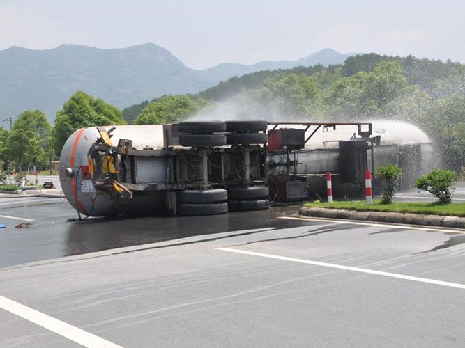 2013年5月28日武義縣330國道線24噸液化石油氣的槽罐車側(cè)翻泄漏事故